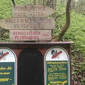 Kurzurlaub Brannenburg 2015 - 30.04.15 Petersberg <br>
Wegweiser zum Petersberg (Foto Doris)
