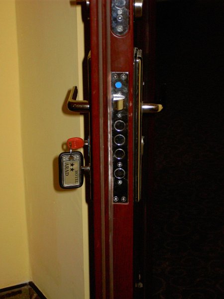 Securitate_Tuer.jpg - Banat-Besuch 2009 - 28.05.2009 - Arad   Tür Hotelzmmer (ehemals Securitate) 