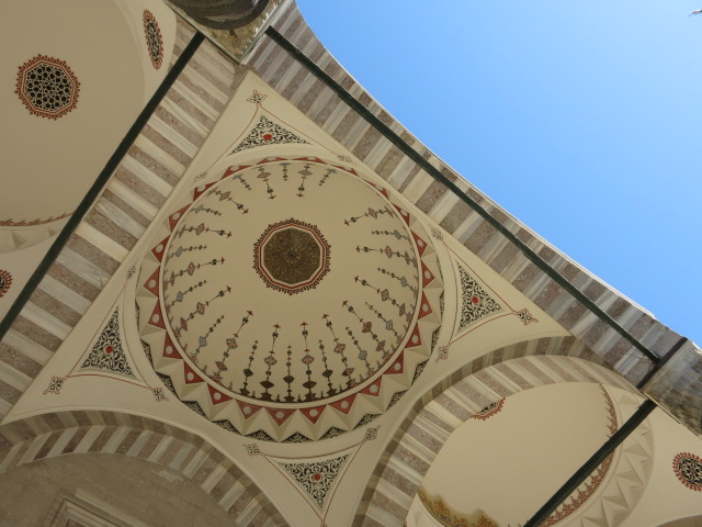 IMG_0037.JPG - Stadtführung Istanbul 2014 - 19.03.14  Süleyman-Moschee - Decke 