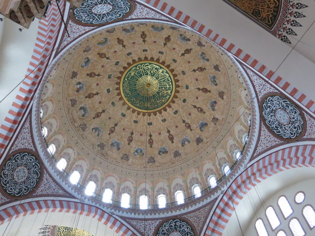 IMG_0038.JPG - Stadtführung Istanbul 2014 - 19.03.14  Süleyman-Moschee - Decke 