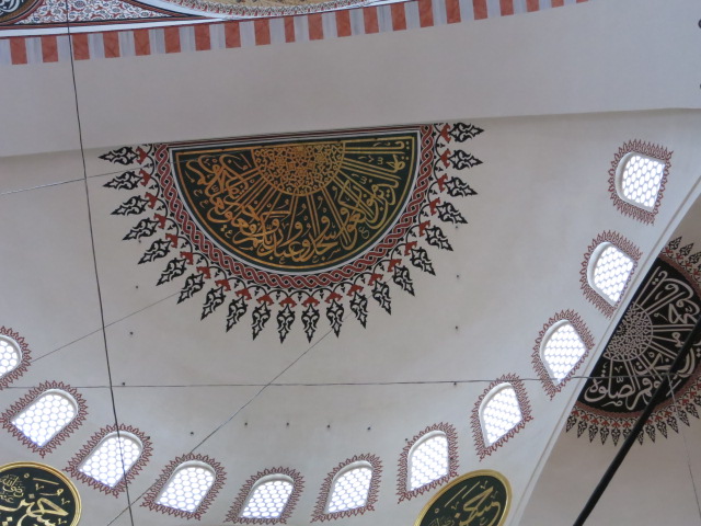 IMG_0039.JPG - Stadtführung Istanbul 2014 - 19.03.14  Süleyman-Moschee - Decke Hauptkuppel