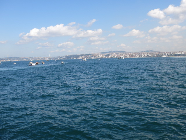 IMG_0049.JPG - Stadtführung Istanbul 2014 - 20.03.14  Bosporus-Brücke vom Boot 