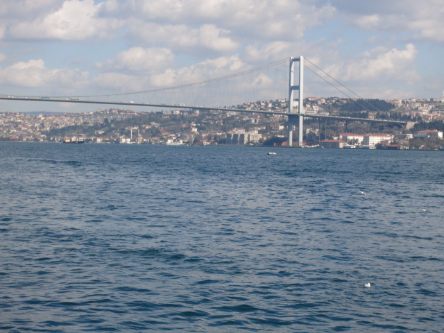 IMG_0054.JPG - Stadtführung Istanbul 2014 - 20.03.14  Bosporus-Brücke vom Boot 