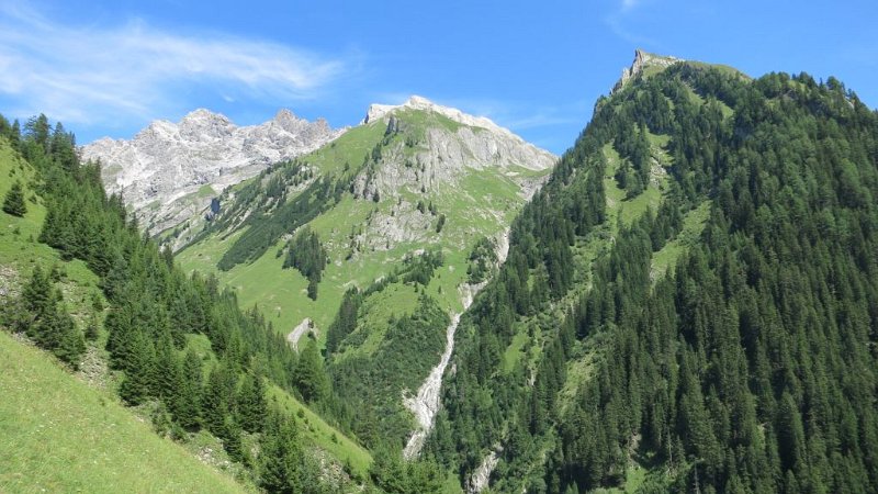 170807_Berge_vom_Aufstieg.jpg - Lechtaler Alpen - 07.08.2017 - Berge vom Aufstieg Flirsch zur Ansbacher Hütte  Markus, Helmuth