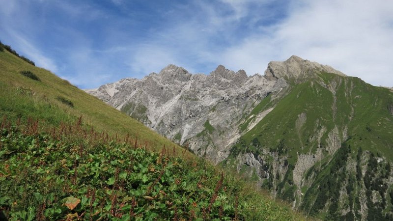 170807_Berge_vom_Aufstieg2.jpg - Lechtaler Alpen - 07.08.2017 - Berge vom Aufstieg Flirsch zur Ansbacher Hütte  Markus, Helmuth