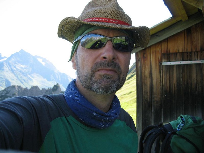170807_Selfie_mit_Riffler_M.jpg - Lechtaler Alpen - 07.08.2017 - Sefie an Vergratsch-Hütte im Hintergrund Riffler (Foto Markus)  Markus, Helmuth