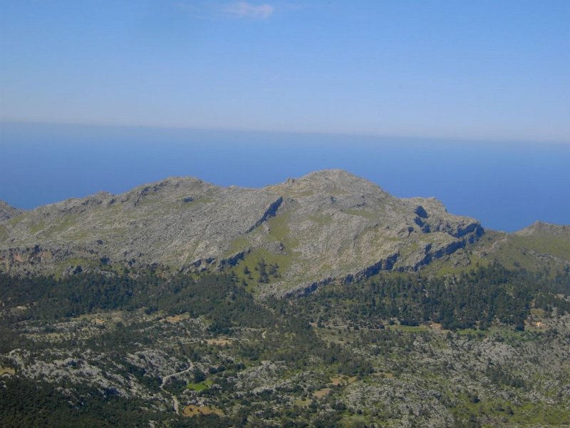 110331_Caragoler.jpg - Mallorca-Wanderungen - 31.03.2011 Tomir  vom Gipfel - Caragoler, Meer