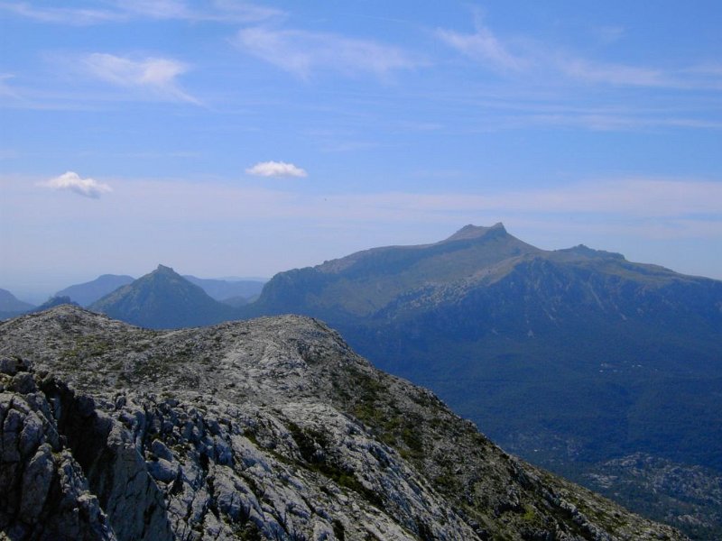 110331_Galileu_Massanella.jpg - Mallorca-Wanderungen - 31.03.2011 Tomir  vom Gipfel - vorne Galileu, dahinter Massanella 