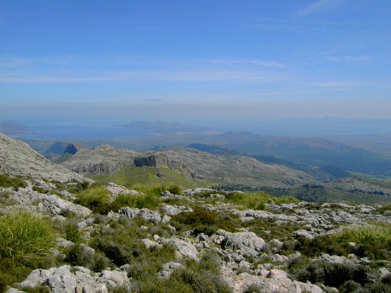 110331_beide_Buchten.jpg - Mallorca-Wanderungen - 31.03.2011 Tomir  auf dem Weg zum Gipfel - beide Buchten