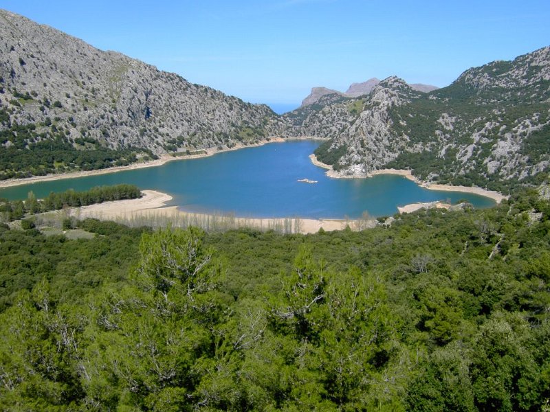 110401_Fuellung_nach_Urlaub.jpg - Mallorca-Wanderungen - 01.04.2011 Tossals Verds  vom Rückweg - der Speicher Gorg Blau hat sich gefüllt