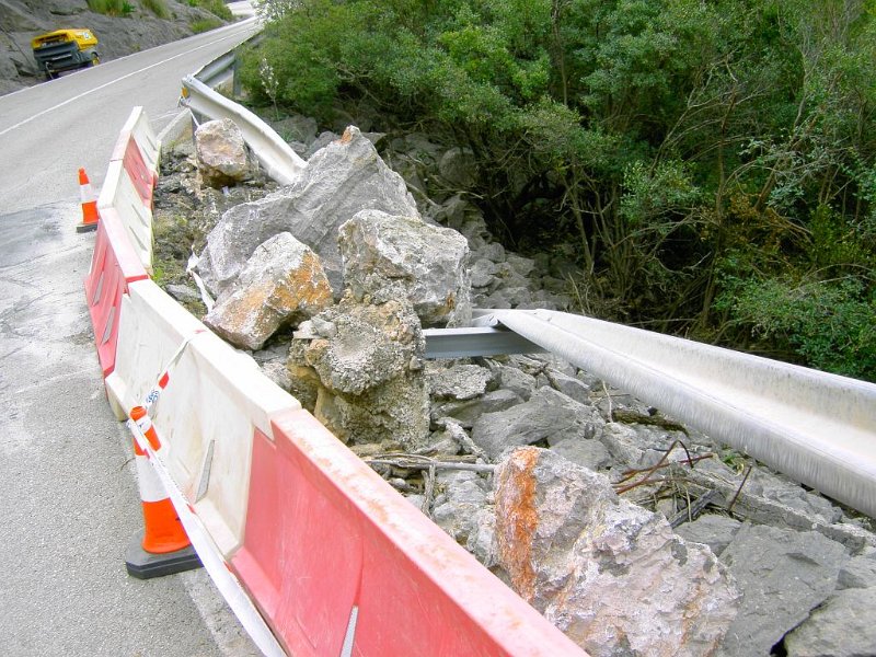 110403_Fels_Leitplanke.jpg - Mallorca-Wanderungen - 03.04.2011 Sonntagswanderung  auf der Hinfahrt - Fels über die Leitplanke