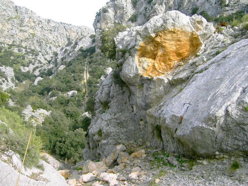 110404_Spalten_geben_nach.jpg - Mallorca-Wanderungen - 04.04.2011 Drei Gipfel  vom Hinweg - Felssturz