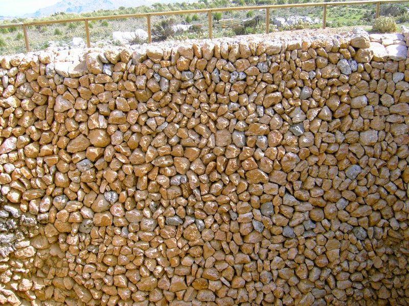 110405_Trockenbau.jpg - Mallorca-Wanderungen - 05.04.2011 Galileu  beim Aufstieg - Trockenmauerbau