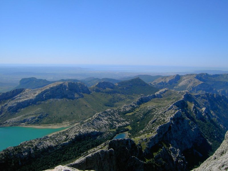 110407_DreiGipfel.jpg - Mallorca-Wanderungen - 07.04.2011 Penyal des Migdia    vom Gipfel - Cuber und die drei Gipfel
