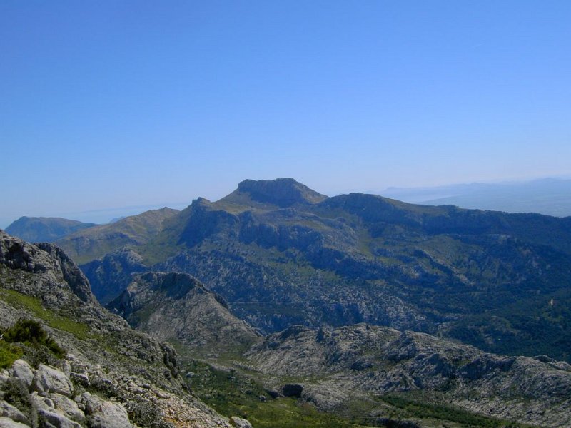 110407_Panorama1.jpg - Mallorca-Wanderungen - 07.04.2011 Penyal des Migdia    vom Gipfel - Tomir, Galileu, Massanella 