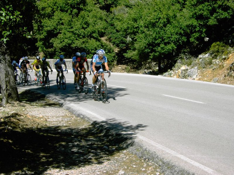 110407_Radtour2.jpg - Mallorca-Wanderungen - 07.04.2011 Penyal des Migdia    vom Auto  - Radtour, Gruppe Radfahrer