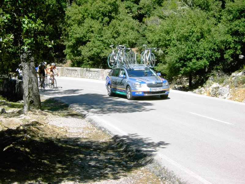 110407_Radtour4.jpg - Mallorca-Wanderungen - 07.04.2011 Penyal des Migdia    vom Auto  - Radtour, Begleitfahrzeug und Radfahrer 