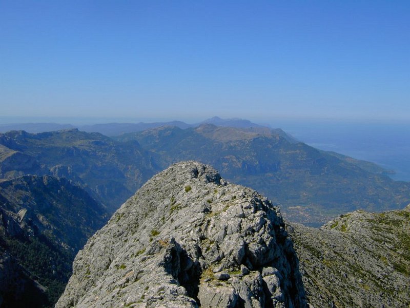 110407_Teix_Galatzo.jpg - Mallorca-Wanderungen - 07.04.2011 Penyal des Migdia    vom Gipfel  - Berge Richtung Süden (ganz hinten Galatzo)