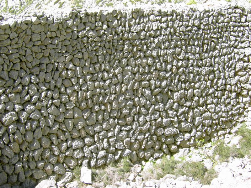 110407_Trockenbau.jpg - Mallorca-Wanderungen - 07.04.2011 Penyal des Migdia    vom Abstieg  -  Trockenmauerbau