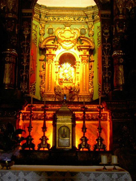 111020_Bonany_Altar2.jpg - Mallorca-Wanderungen - 20.10.2011 Kirche Bonany  in der Kirche - Altar (mit Blitz)