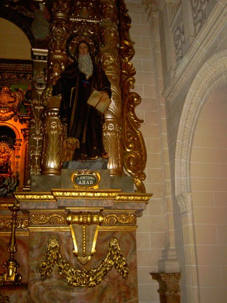111020_Bonany_Antonius.jpg - Mallorca-Wanderungen - 20.10.2011 Kirche Bonany  in der Kirche - Altar mit Antonius