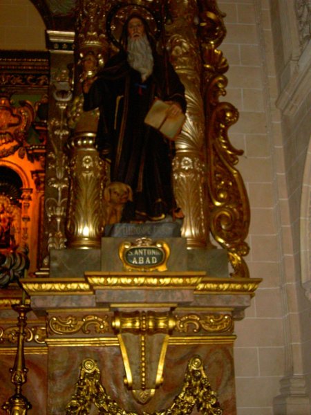 111020_Bonany_Antonius2.jpg - Mallorca-Wanderungen - 20.10.2011 Kirche Bonany  in der Kirche - Altar mit Antonius