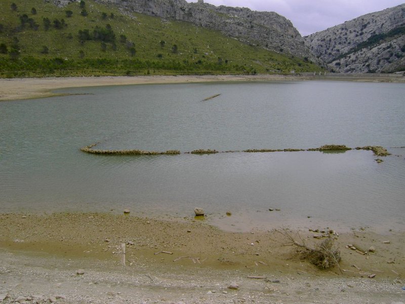 111021_Cuber_Versenktes_sichtbar.jpg - Mallorca-Wanderungen - 21.10.2011 Dreigipfeltour  im Speicher Cuber - Reste der überfluteten Gebäude