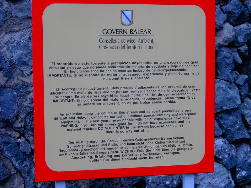 111022_Mortitx_Warntafel_neu.jpg - Mallorca-Wanderungen - 22.10.2011 Ses Basses  Hinweg - Warntafel Mortitx-Schlucht