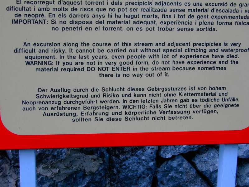 111022_Mortitx_Warntafel_neu_Detail.jpg - Mallorca-Wanderungen - 22.10.2011 Ses Basses  Hinweg - Warntafel Mortitx-Schlucht (Detail deutsch)