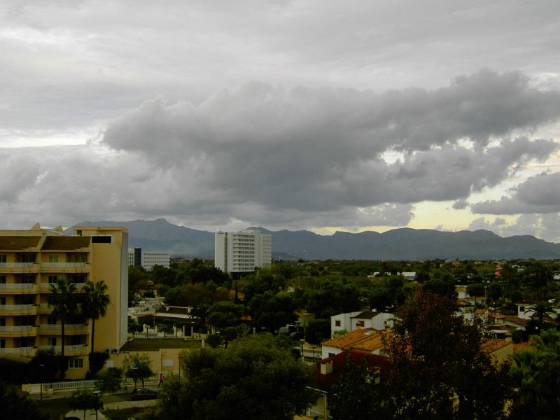 111025_Wolken_ueber_Berge.jpg - Mallorca-Wanderungen - 25.10.2011 Hotel  vom Balkon - Wolken über Berge
