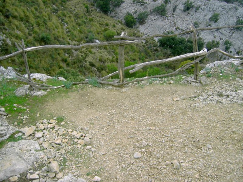 111027_Vorschriften.jpg - Mallorca-Wanderungen - 27.10.2011 Biniaraix  bei Finca Ofre - entspricht nicht den Vorschriften