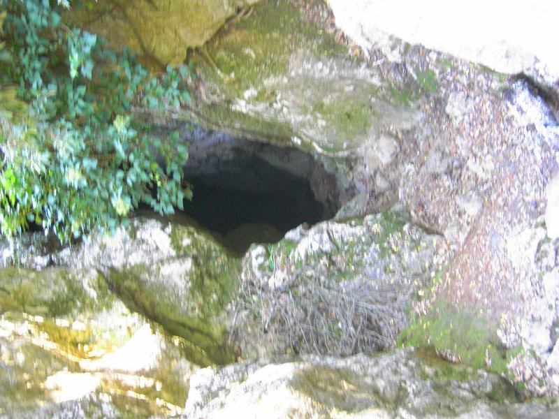 121009_Lluc_cova_2.jpg - Mallorca-Wanderungen - 09.10.2012 - Val de March - Lluc  Cova de sa cometa morts (Eingang zur Höhle, mit Blitz)