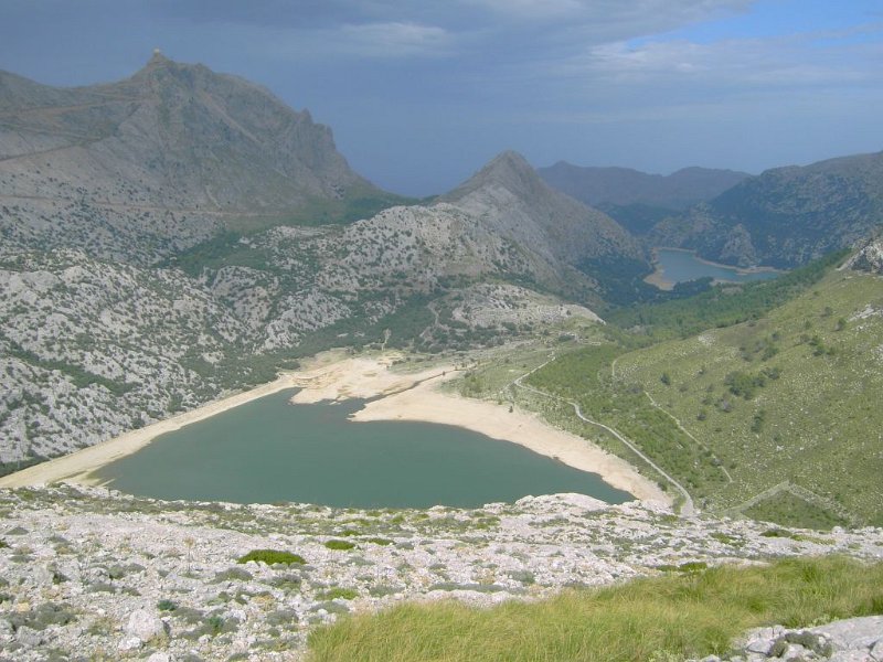 121019_Drei_Gipfel_4.jpg - Mallorca-Wanderungen - 19.10.2012 - Drei-Gipfel-Tour  Cuber und Gorg Blau, beide fast leer
