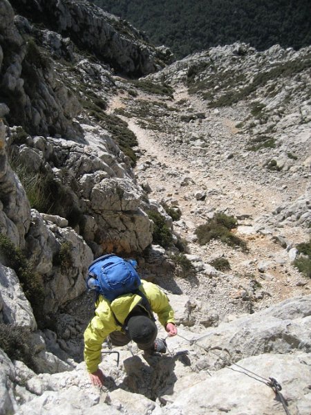 130311_Tomir_Abstieg_M.jpg - Mallorca-Wanderungen - 11.03.2013   Tomir- Abstieg bei starkem Wind (M)