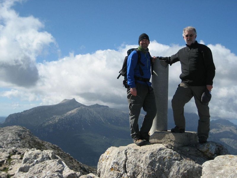 130311_Tomir_am_Gipfel_M.jpg - Mallorca-Wanderungen - 11.03.2013   Tomir- Gipfelfoto (M)