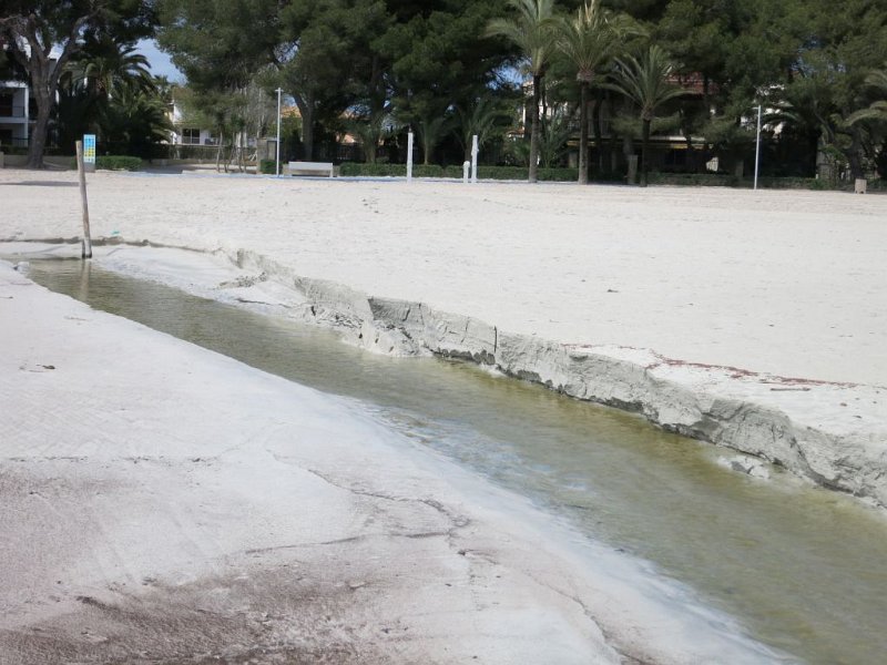 140327_Direkteinleiter.jpg - Mallorca-Wanderungen - 27.03.2014   Strand Alcudia - Dierkteinleiter Abwasser