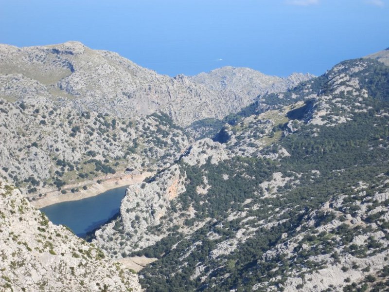 141010_Gorg_Blau.jpg - Mallorca-Wanderungen - 10.10.2014 Puig Tossals Verds   vom Gipfel, Gorg Blau