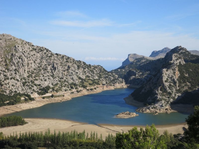 141010_wenig_Wasser.jpg - Mallorca-Wanderungen - 10.10.2014 Puig Tossals Verds   vom Aufstieg, Gorg Blau - wenig Wasser