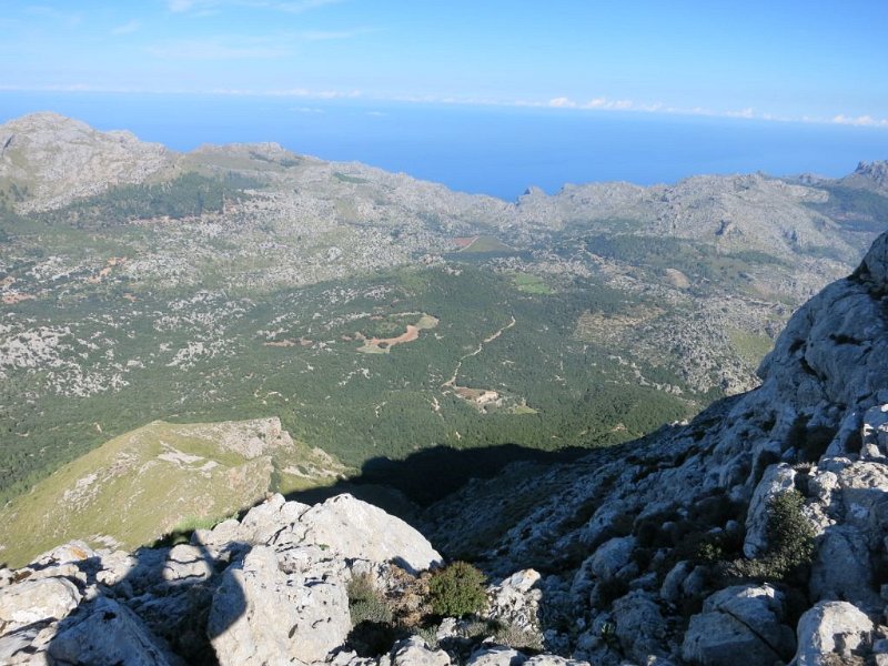 141011_Fincas_vom_Tomir.jpg - Mallorca-Wanderungen - 11.10.2014 Tomir  vom Gipfel, Fincas im Tal