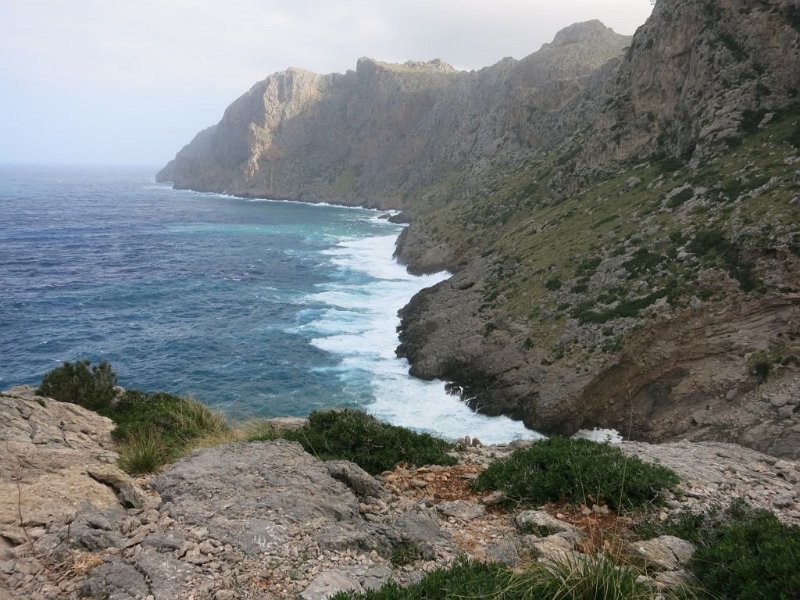 141022_Mortitx_Gischt.jpg - Mallorca-Wanderungen - 22.10.2014 Mortitx   hohe Wellen an der Bucht Hexenhöhle