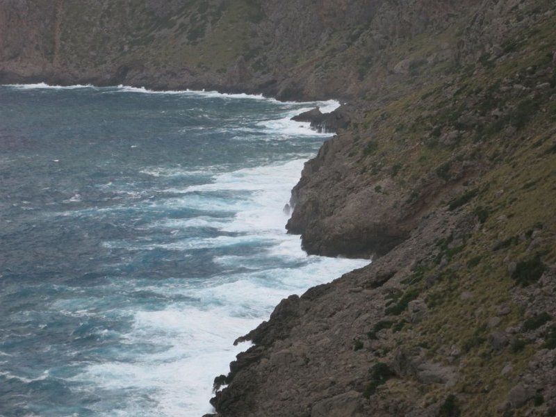 141022_Mortitx_Wellen.jpg - Mallorca-Wanderungen - 22.10.2014 Mortitx   hohe Wellen an der Bucht Hexenhöhle