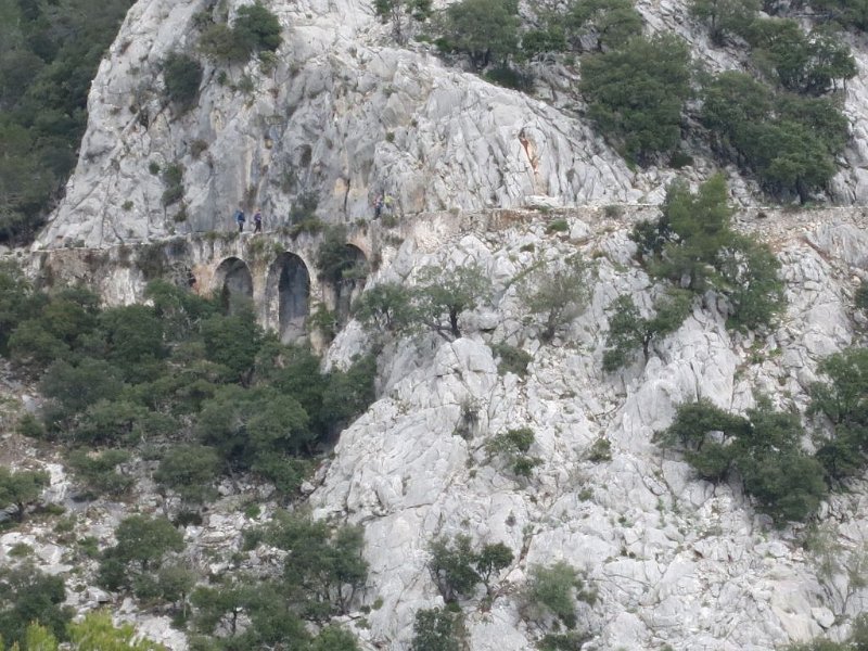 150316_Viadukt_Canaletta.jpg - Mallorca-Wanderungen - 16.03.2015 Mancor de Val  vom Übergang - Viadukt Canaletta mit Wanderer