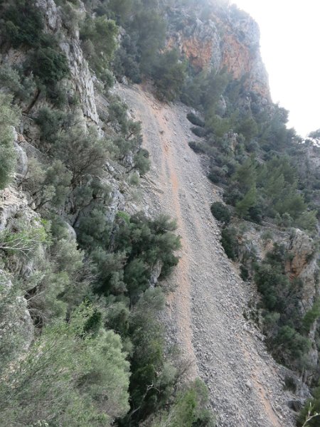 150323_Geroell.jpg - Mallorca-Wanderungen - 23.03.2015 Bianaraix - Ofre  Geröllfeld beim Abstieg über den alten Weg