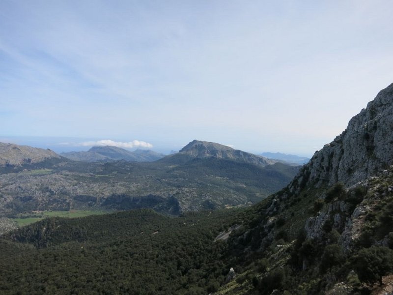 150327_Berge_Norden.jpg - Mallorca-Wanderungen - 27.03.2015 Voltes Galileu - Massanella  vom Aufstieg - Berge Richtung Norden