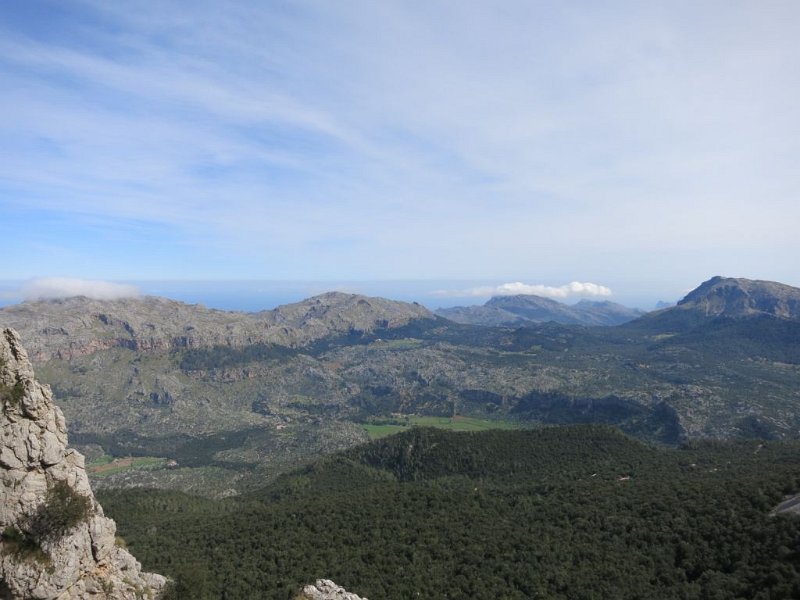 150327_Berge_visavis.jpg - Mallorca-Wanderungen - 27.03.2015 Voltes Galileu - Massanella  vom Aufstieg - Berge gegenüber
