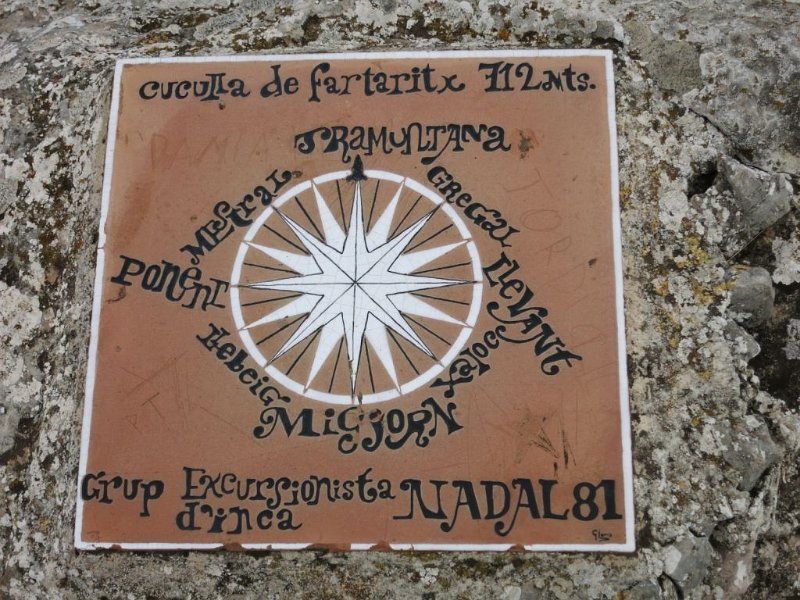 151009_Cuculla_Fartaritx.jpg - Mallorca-Wanderungen - 09.10.2015 Cuculla de Fartaritx  am Gipfel - Wandergruppe aus Inca hat sich bereits 1981 verewigt