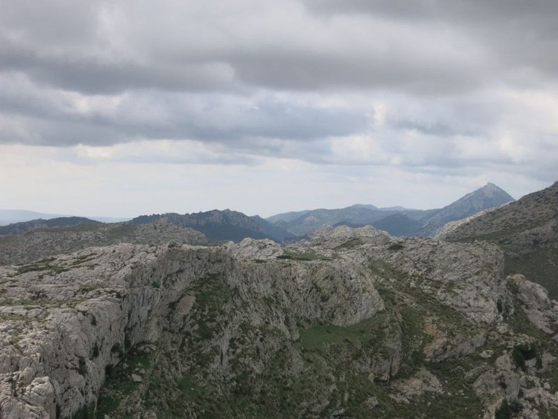 151009_Massanella_Major.jpg - Mallorca-Wanderungen - 09.10.2015 Cuculla de Fartaritx  vom Gipfel - ganz hinten Massanella und Puig Major