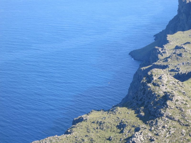 151011_Boot_Meer.jpg - Mallorca-Wanderungen - 11.10.2015 Puig Roig  an der Meerseite - Boot auf Meer