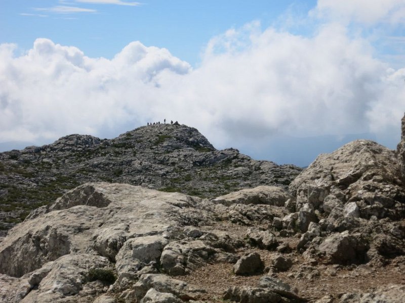 151012_Nebengipfel.jpg - Mallorca-Wanderungen - 12.10.2015 Massanella  vom Gipfel - Nebengipfel mit Wandergruppe 