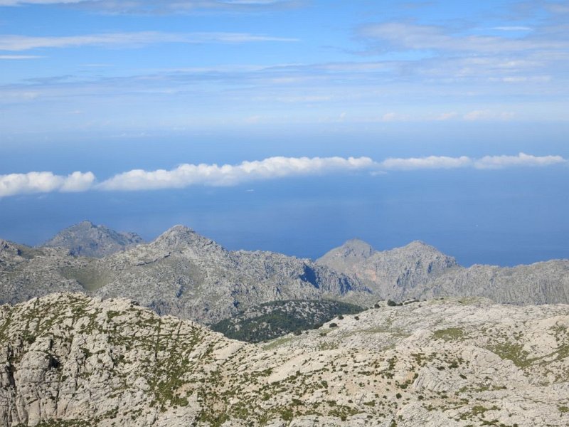151012_Sicht_Meer.jpg - Mallorca-Wanderungen - 12.10.2015 Massanella  vom Gipfel - Blick auf das Meer